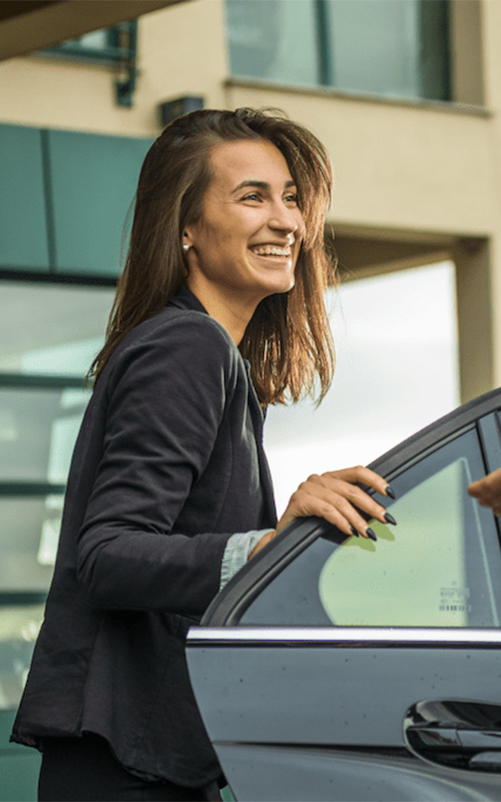 Women getting into a cab after using Taxi Butler booking